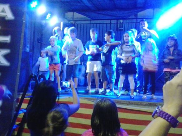 Grandes y pequeños bailando con Valkiria nuevamente